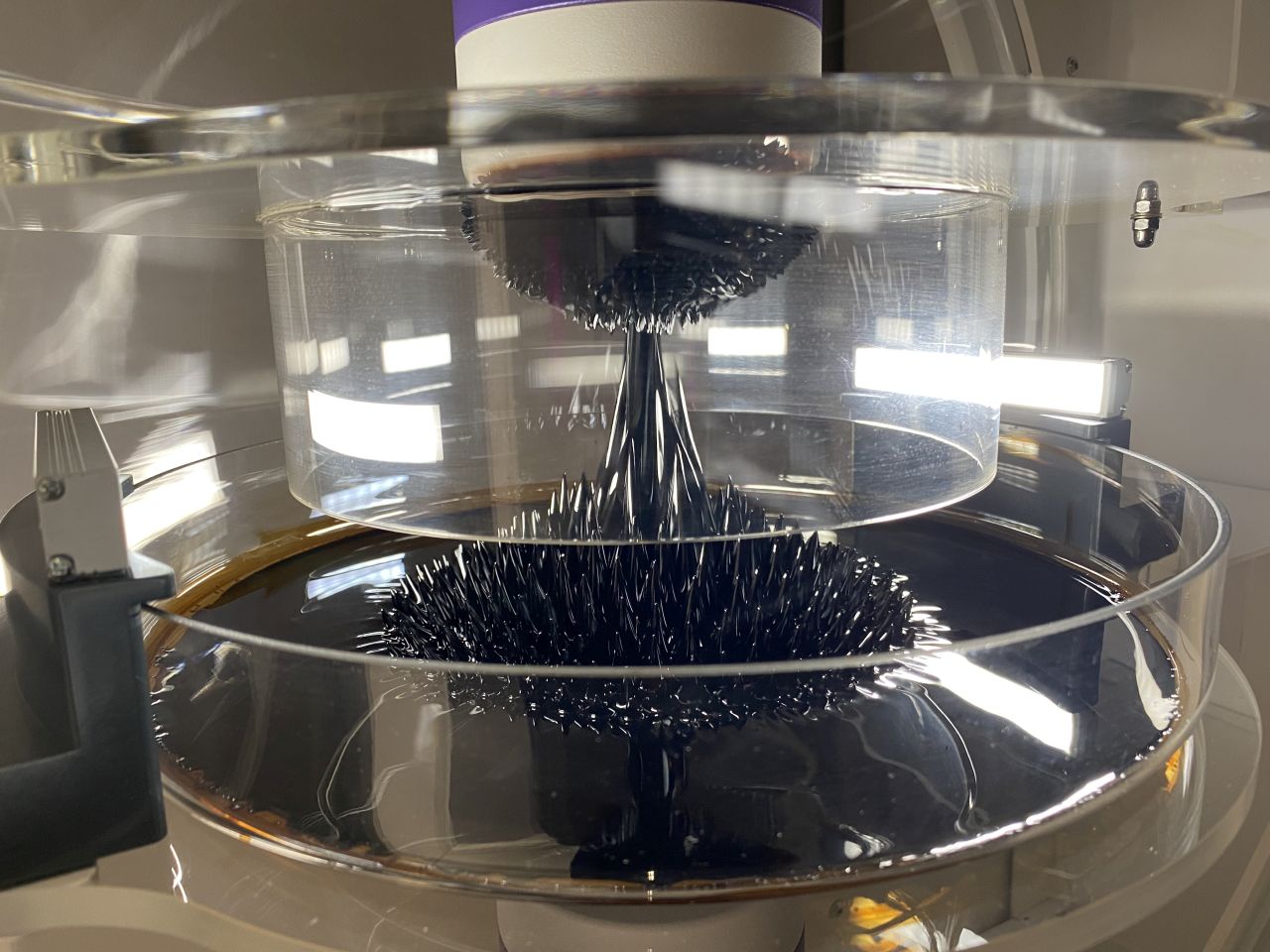 Ferrofluid Magnetic Mystery: Flüssigkeit, die auf Magnetfelder reagiert